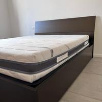 Letto contenitore, materasso e comodini.