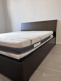 Letto contenitore, materasso e comodini.