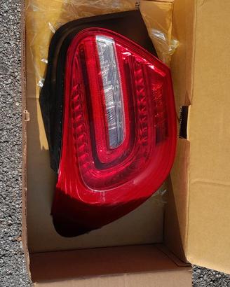 Faro posteriore a led sinistro mercedes A180 2013.