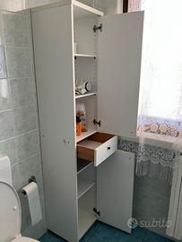 Mobiletto bianco per bagno