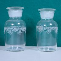 Barattoli in vetro d’epoca con incisioni