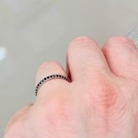 Anello Oro Bianco con spinelli neri 