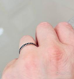 Anello Oro Bianco con spinelli neri 