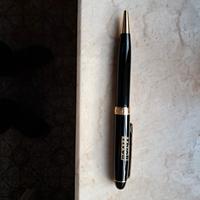 Penna a sfera nera con dettagli dorati