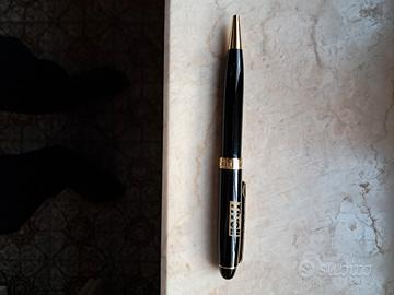 Penna a sfera nera con dettagli dorati