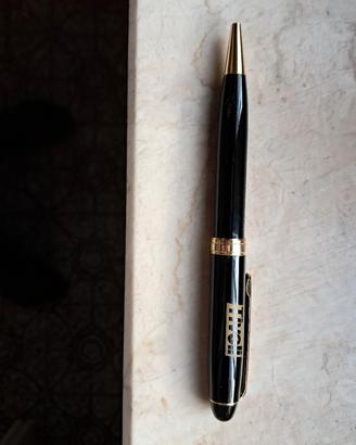 Penna a sfera nera con dettagli dorati