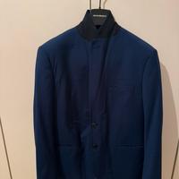 Completo uomo blu elegante