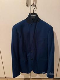 Completo uomo blu elegante