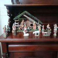 Presepe con capanna e pastori