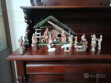 Presepe con capanna e pastori