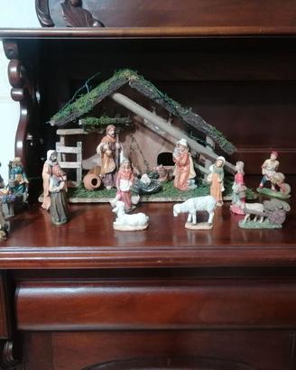 Presepe con capanna e pastori
