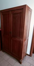 Armadio in legno scuro antico