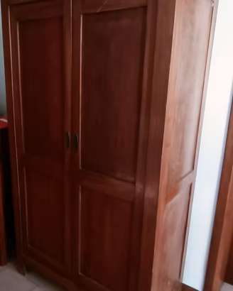 Armadio in legno scuro antico