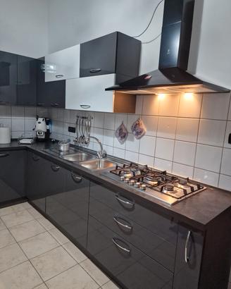  cucina angolare con elettrodomestici 