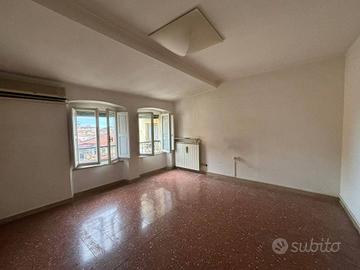 Appartamento di 130 m² con 3 locali a Massa