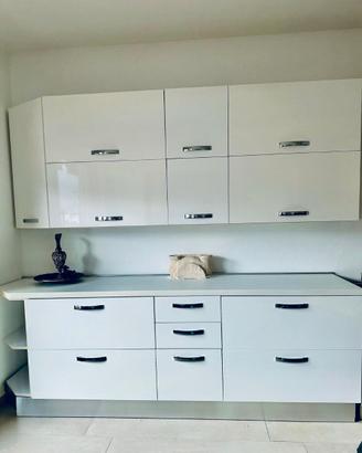 Cucina 2.5 e armadio 2.8 metri perfetti