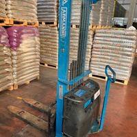 Elevatore elettrico usato Portata 1.200 kg