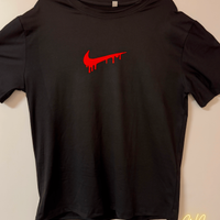 T-shirt nera swoosh rosso streetwear-parodia Nike