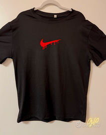 T-shirt nera swoosh rosso streetwear-parodia Nike
