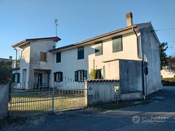 Villa bifamiliare accostata da ristrutturare