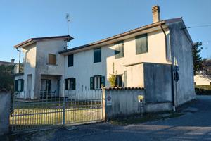 Villa bifamiliare accostata da ristrutturare