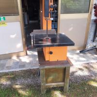 bindello sega a nastro su mobile con ruote