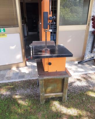 bindello sega a nastro su mobile con ruote