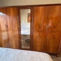 Armadio vintage in legno con specchio centrale