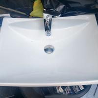 lavandino bagno con miscelatore 