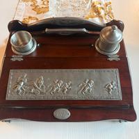 Scrittoio in ciliegio e peltro battuto a mano