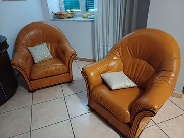 Parete attrezzata piu ' divani piu armadio.