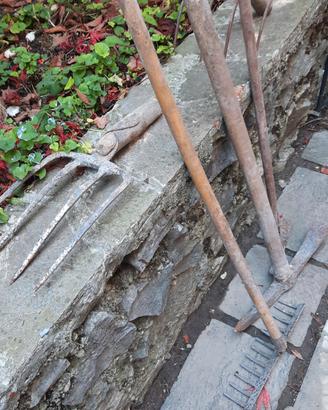 Attrezzi lavoro giardino 