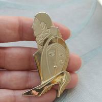 Spilla anni '80 AJC in metallo dorato