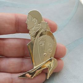 Spilla anni '80 AJC in metallo dorato