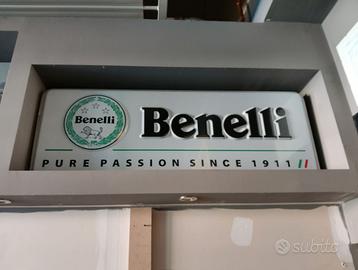 Insegna luminosa Benelli bifacciale