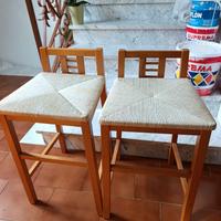 Coppia di sgabelli in legno con seduta impagliata
