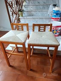 Coppia di sgabelli in legno con seduta impagliata