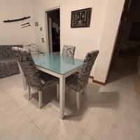 Tavolo con sedie