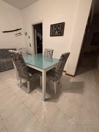Tavolo con sedie
