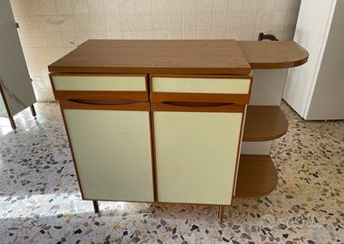 Pensili e mobili per cucina beige e marrone