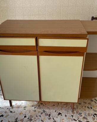 Pensili e mobili per cucina beige e marrone