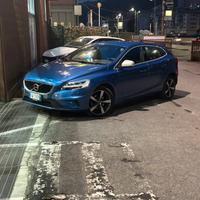 Volvo v40 (2019)R-Design