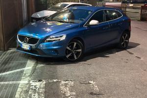 Volvo v40 (2019)R-Design