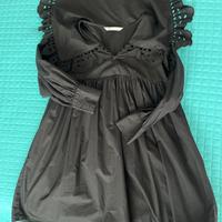 Abito nero con collo a mantella rifinitodi pizzo