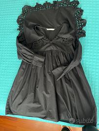 Abito nero con collo a mantella rifinitodi pizzo