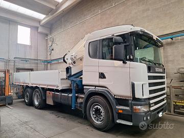 Camion con gru