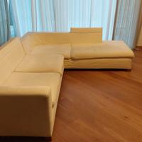 divano angolare bianco