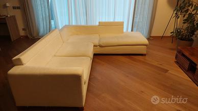 divano angolare bianco