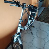 Bicicletta elettrica pieghevole 