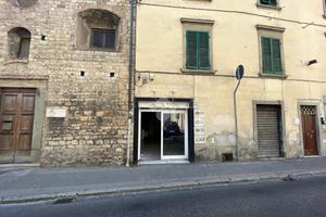 NEGOZIO A PRATO